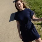 Krátké šaty s páskem – tmavá modrá