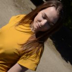 Krátké šaty s páskem – hořčicová - další pohled