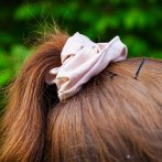 Scrunchie – béžová - další pohled