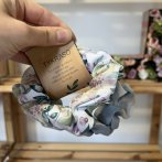 Scrunchie – pastelové květy šedá