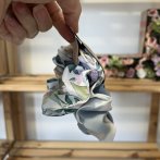 Scrunchie – pastelové květy šedá - další pohled