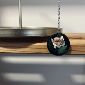 Vyšívaný přívěsek – béžová - první obrázek z galerie