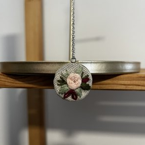 Vyšívaný přívěsek – světle růžová - první obrázek z galerie