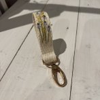 Vyšívaná klíčenka – Žluto-modré květy - další pohled