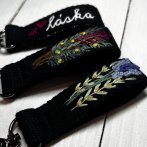 Vyšívaná klíčenka – Levandule černá - třetí obrázek z galerie